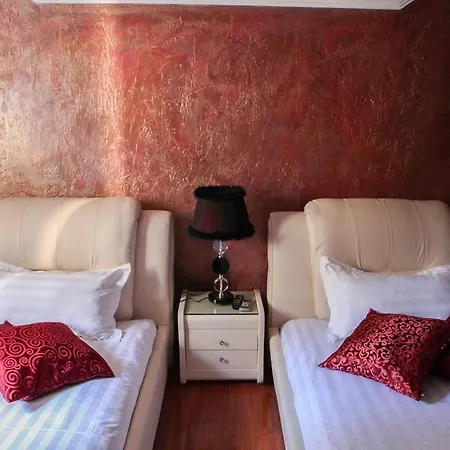 Carmen Otel